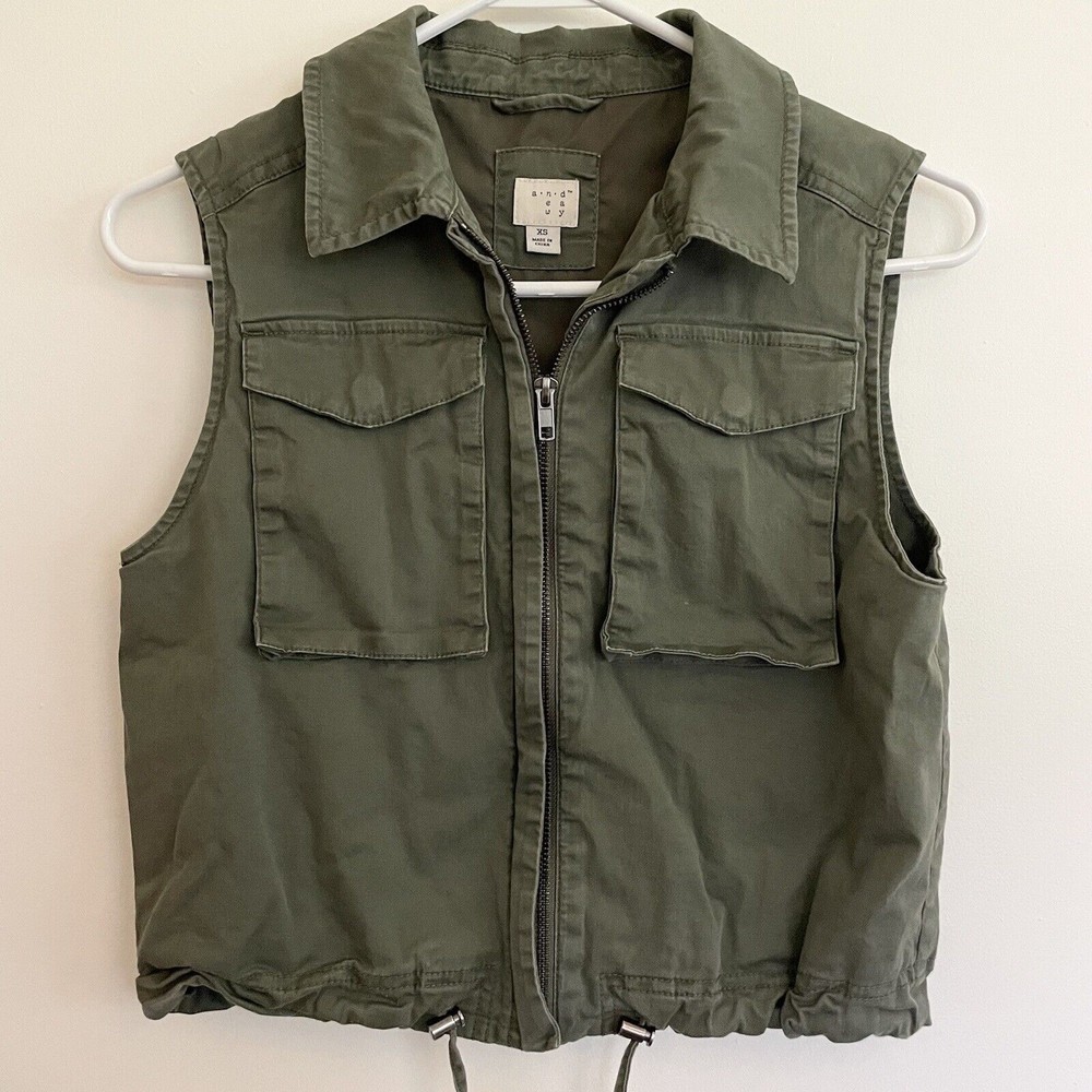 A New Day Cropped Green Vest with Pockets Adjustable waist Utility/Military